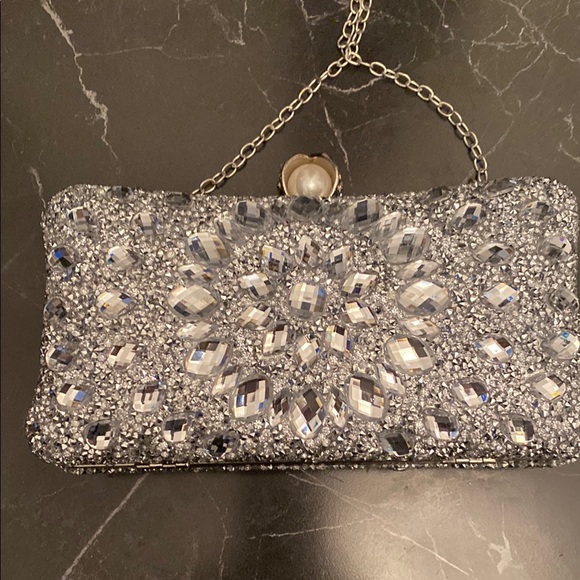 Elegant Silver Beaded Clutch - Picture 4 of 11
